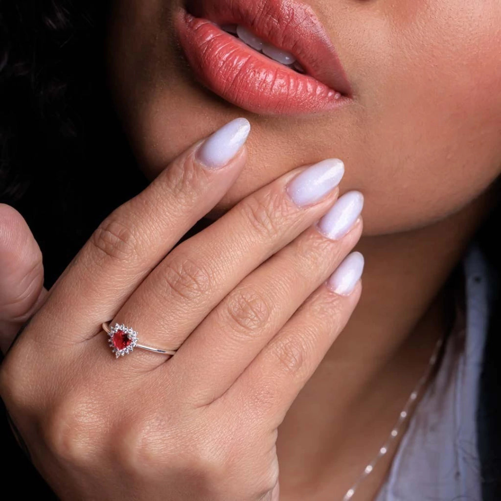 Anillo de plata con circonita cúbica rosa en forma de corazón