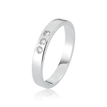 Anillo de plata de ley 925 con banda lisa y tres circonitas blancas + caja