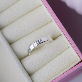 Anillo de plata de ley 925 con banda lisa y tres circonitas blancas + caja