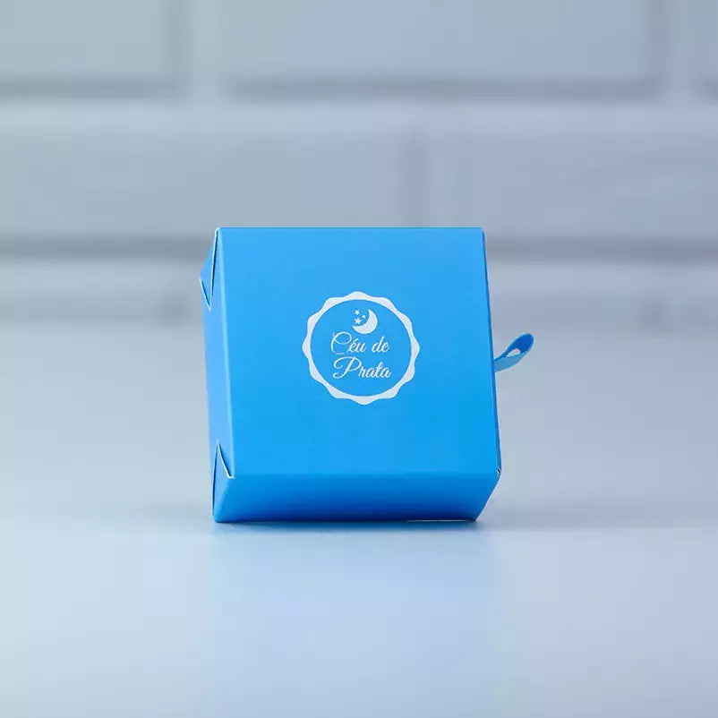 Anillo de plata de ley 925 con banda lisa y tres circonitas blancas + caja