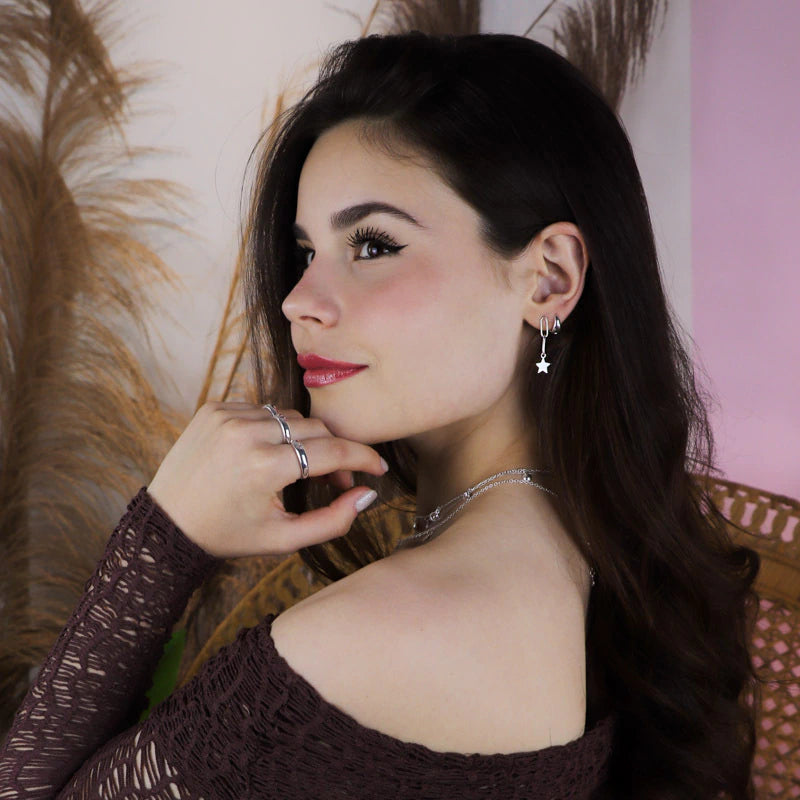 Anillo de plata con banda lisa y corazón central.