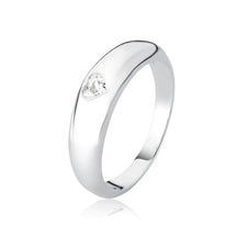 Anillo de plata con banda lisa y corazón central.