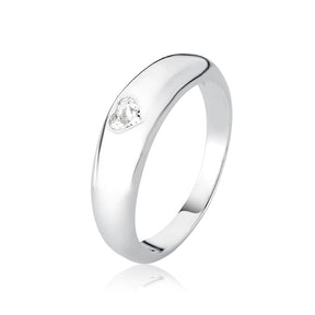 Anillo de plata con banda lisa y corazón central.