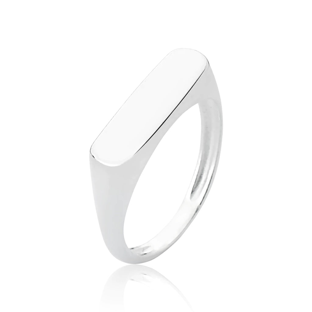 Anillo de plata con placa recta y sello de diseño moderno