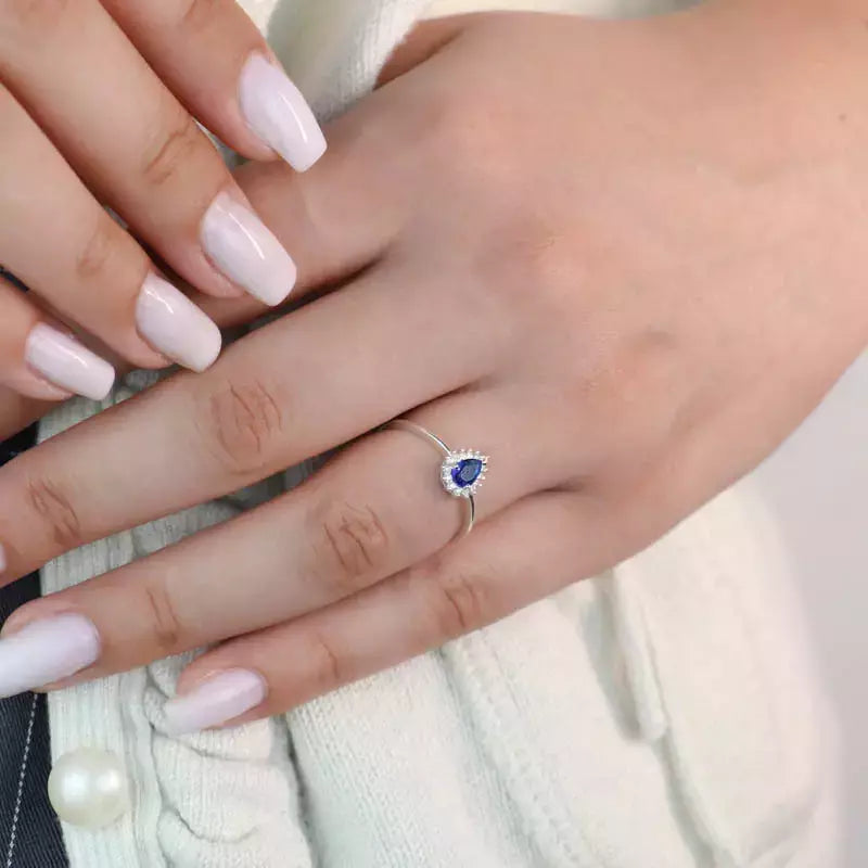 Anillo de plata con forma de lágrima azul oscuro y engaste pavé