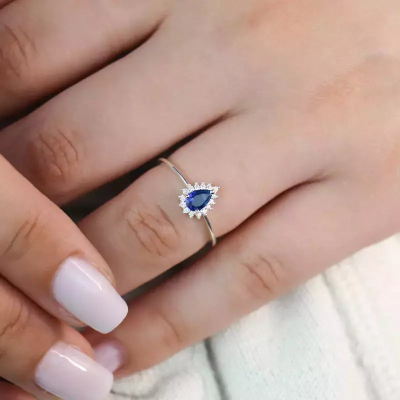 Anillo de plata con forma de lágrima azul oscuro y engaste pavé