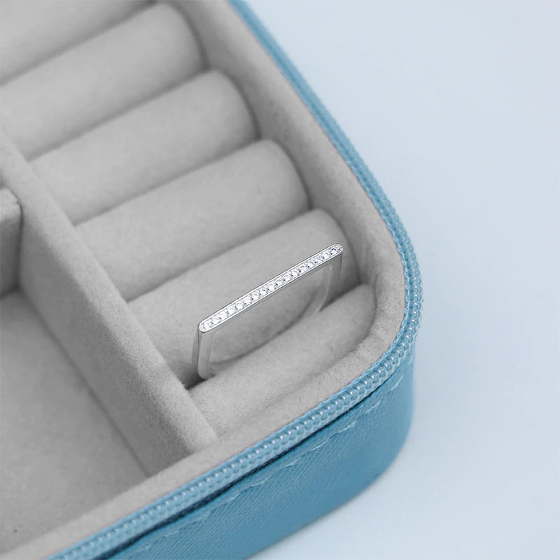 Anillo cuadrado de plata con engaste pavé