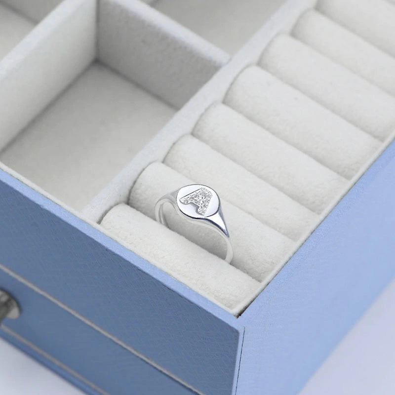 Anillo de sello de plata ajustable con letra pavimentada