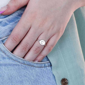 Anillo de sello de plata ajustable con letra pavimentada