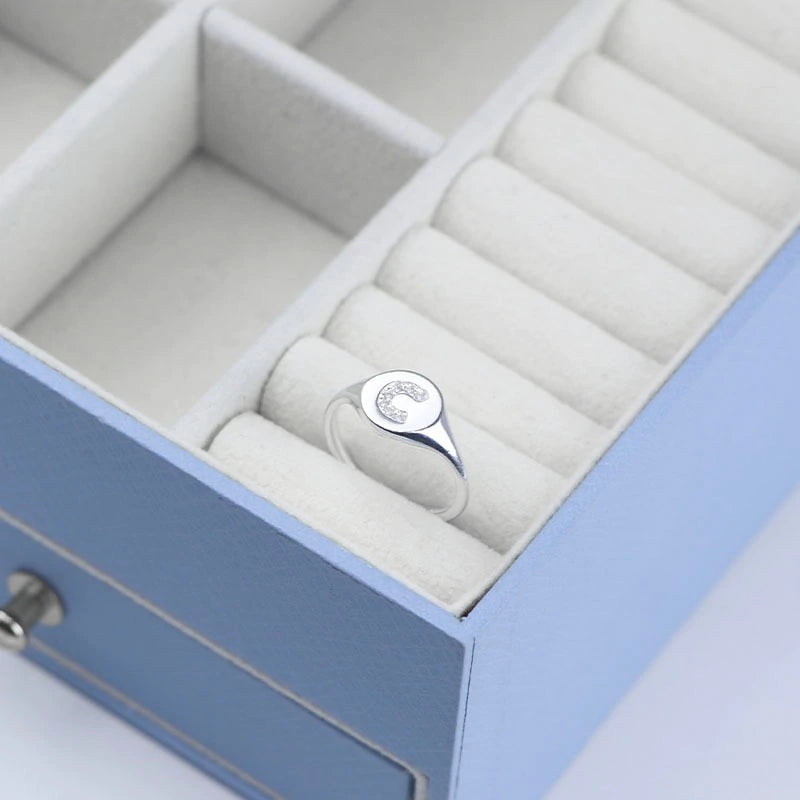 Anillo de sello de plata ajustable con letra pavimentada