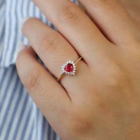 Anillo de plata con circonita cúbica rosa en forma de corazón