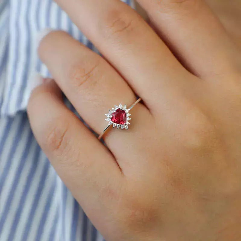 Anillo de plata con circonita cúbica rosa en forma de corazón