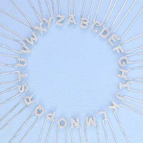 Collar de plata con letra inicial, adornado con circonitas, 45cm.