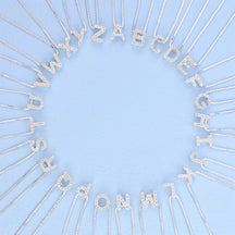 Collar de plata con letra inicial, adornado con circonitas, 45cm.