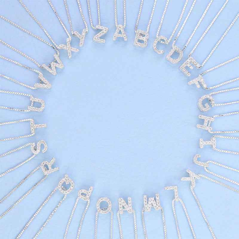 Collar de plata con letra inicial, adornado con circonitas, 45cm.