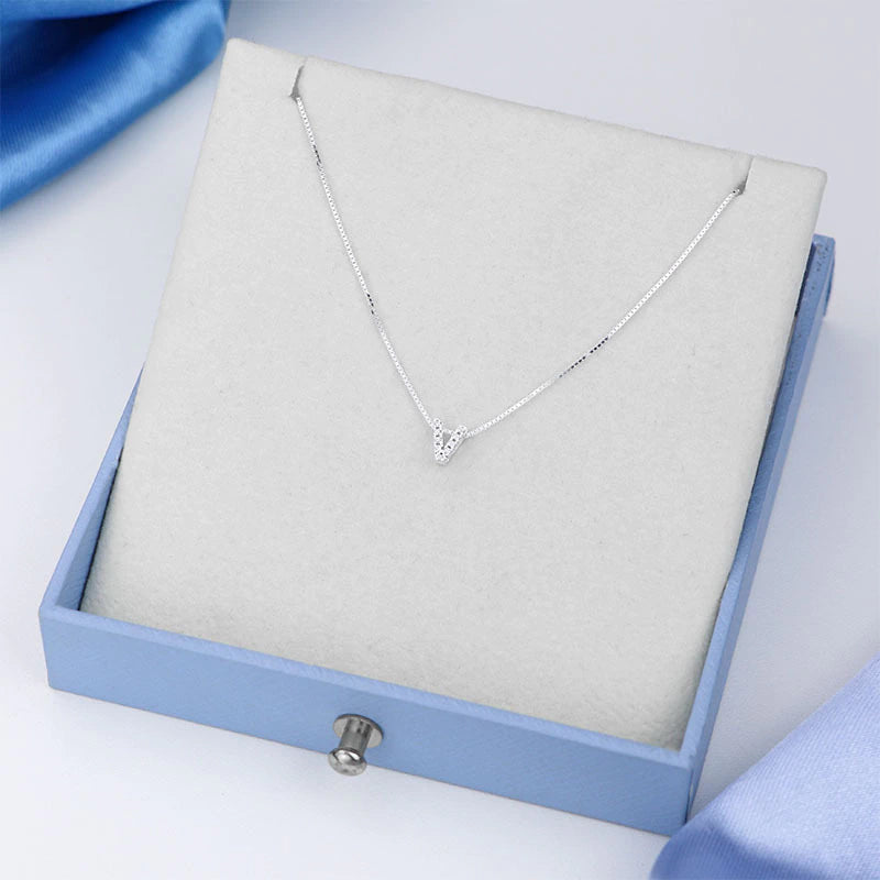 Collar de plata con letra inicial, adornado con circonitas, 45cm.