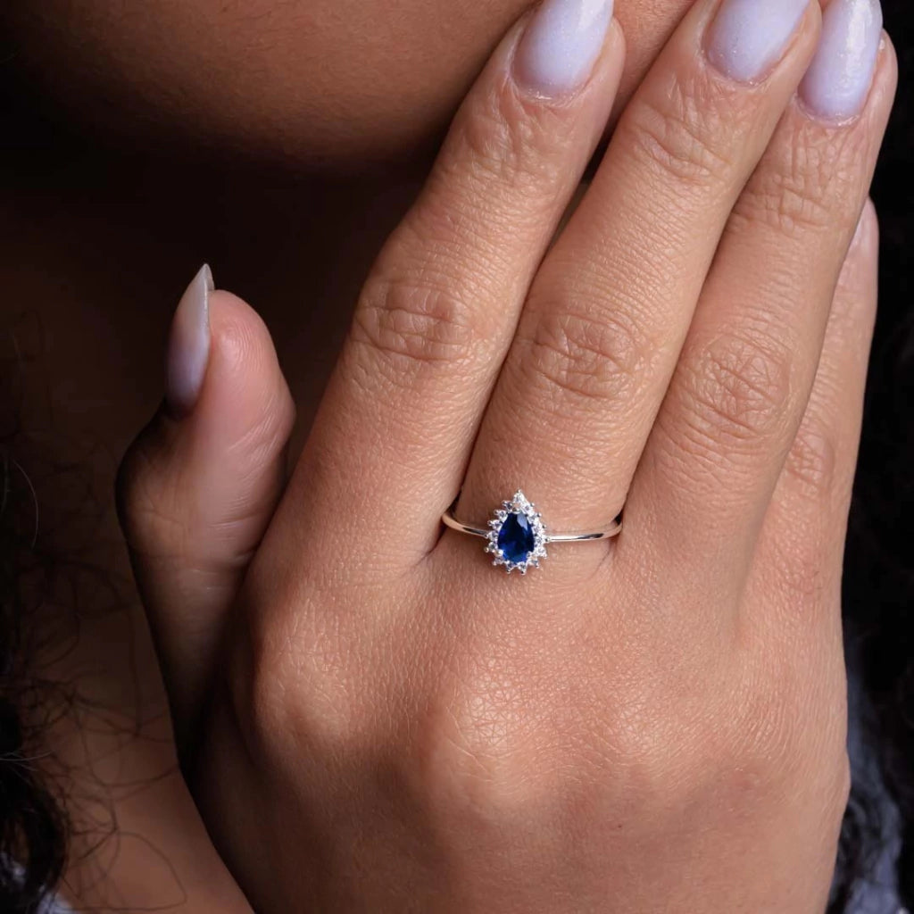 Anillo de plata con forma de lágrima azul oscuro y engaste pavé