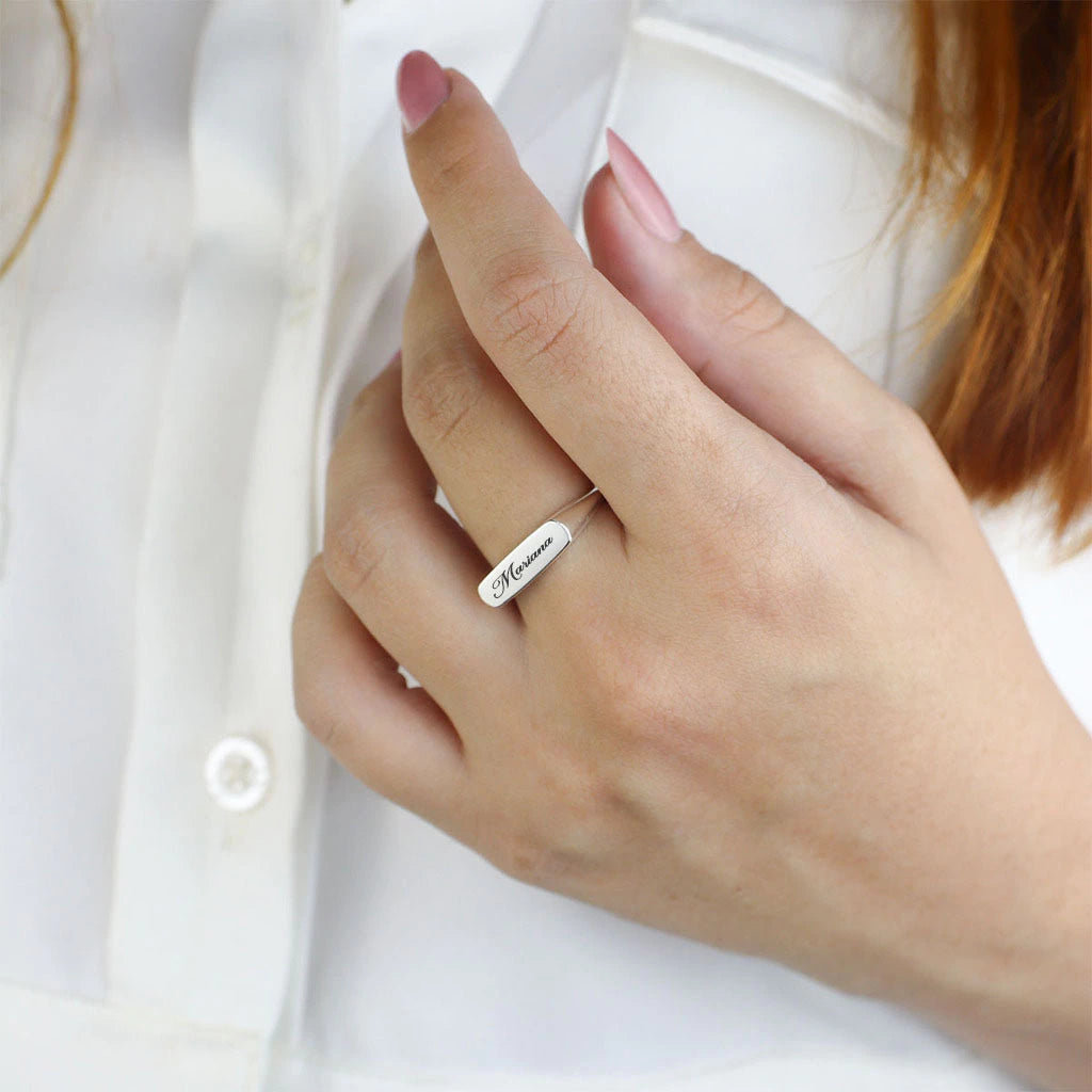 Anillo de plata con placa recta y sello de diseño moderno